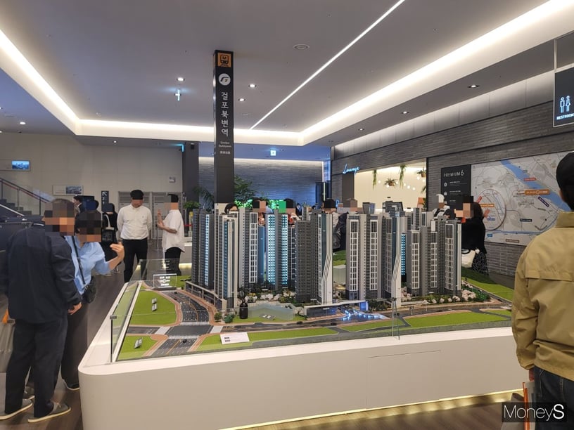 넓은 모델하우스 내부에는 상담을 받는 사람과 상담을 기다리는 사람들, 아파트 조감도와 시설 모형물에 모여든 사람들로 북새통을 이뤘다./사진=신유진 기자